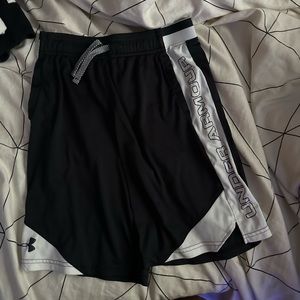 Black under armor basketball shorts
